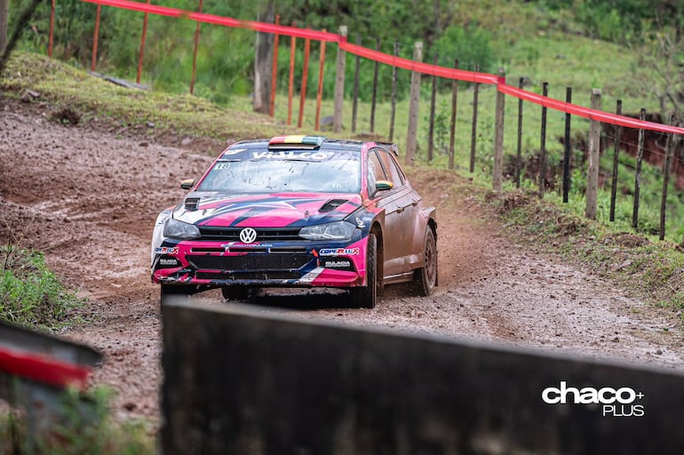 El piloto mundialista Bruno Bulacia, quien representa a Bolivia en este Petrobras Rally del Paraguay, marcha tercero provisionalmente en la general de la tracción integral con el VW Polo GTI R5 (Foto Chaco+Plus, Facebook).