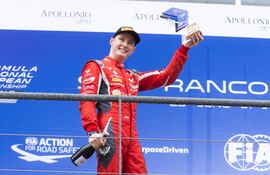 Joshua Duerksen celebra el tercer puesto en la segunda carrera de la cuarta fecha de la Fórmula 3 Regional Europea 2023.