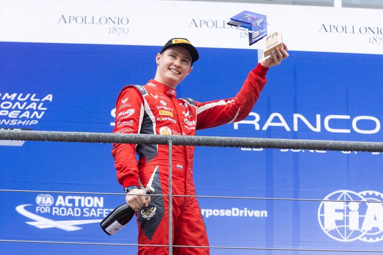 Joshua Duerksen celebra el tercer puesto en la segunda carrera de la cuarta fecha de la Fórmula 3 Regional Europea 2023.