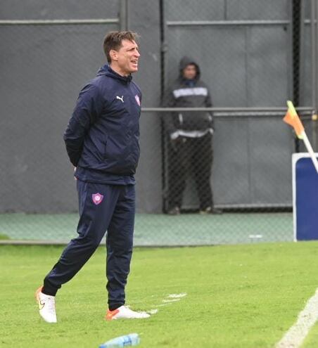 Facundo Sava, entrenador de Cerro Porteño, durante el partido ante Tacuary este domingo.