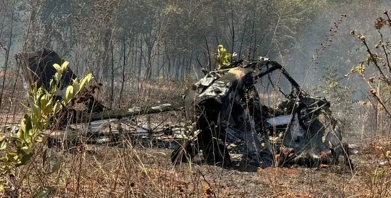 Así quedó la avioneta que cayó en Mato Grosso Do Sul en el que viajaba un paraguayo. (gentileza).