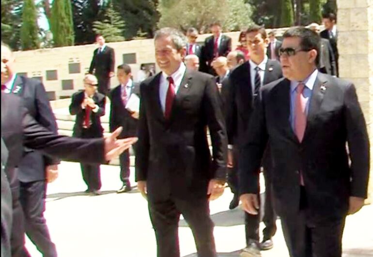 Darío Messer, actualmente preso en Brasil, y el expresidente Horacio Cartes, recorriendo Israel durante el  gobierno del segundo.