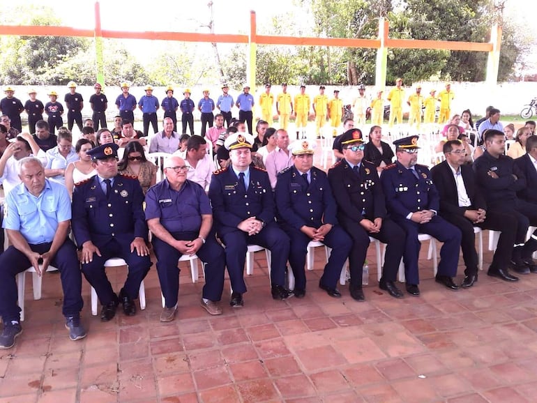 Varias autoridades del cuerpo bomberil de la zona  y el país participaron del acto de juramento de los nuevos bomberos.