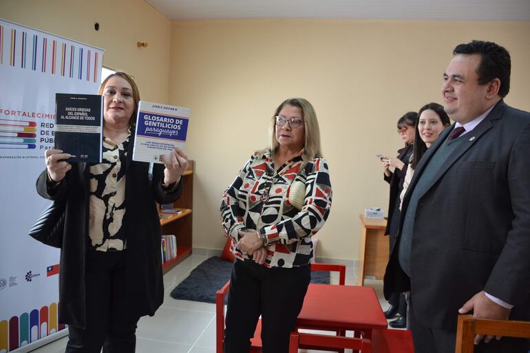 La gobernadora Miriam Mongelos exhibiendo los libros de Juan E. Aguiar durante la habilitación de la biblioteca pública en la sede de la Gobernación de Caazapá.