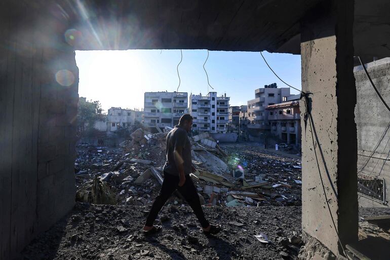 Un hombre camina entre escombros en una zona del campo de refugiados de Rafah, en el sur de la Franja de Gaza, golpeada por un bombardeo israelí.