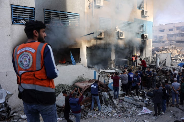 El sitio de un bombardeo israelí en una escuela convertida en refugio de desplazados en la Ciudad de Gaza.