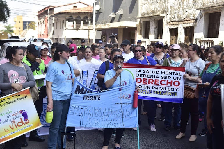 Docentes y psicólogos del programa Primera Infancia llegaron marchando hasta el MEC, esta mañana.