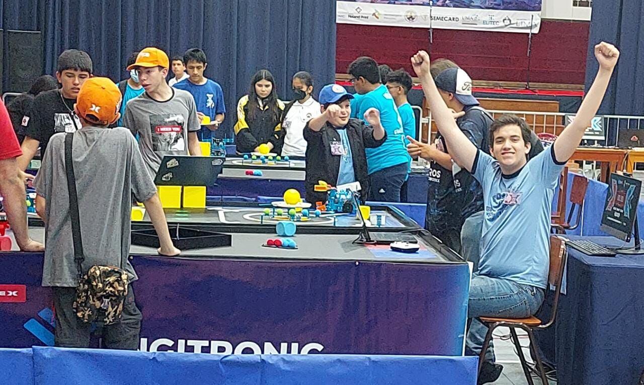 Momentos de la competencia de robótica realizada en la ciudad de Lima, Perú.