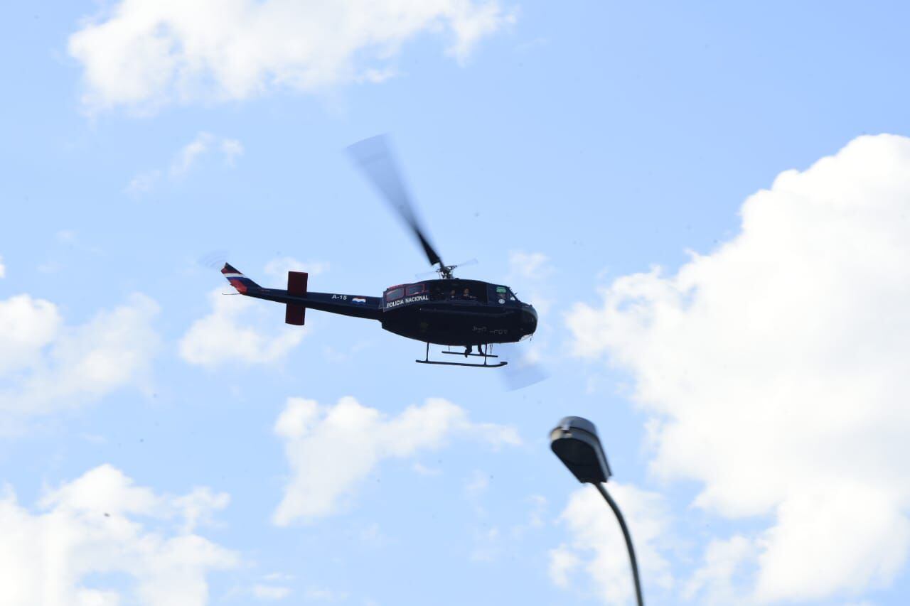 Un helicóptero de la Policía Nacional sobrevuela la Penitenciaría de Tacumbú, este lunes.