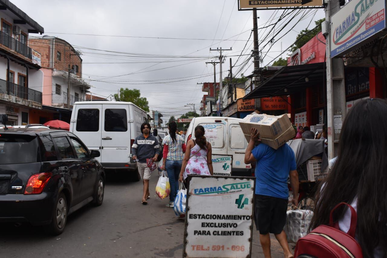 Los comerciantes referían que deben vender para que sus familias puedan comer pero la gente es la que debe entender que si no es urgente su compra debe respetar la cuarentena.